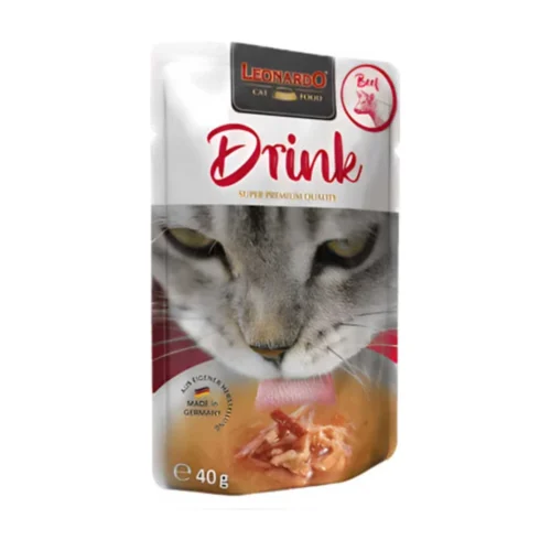 לאונרדו משקה לחתול בקר